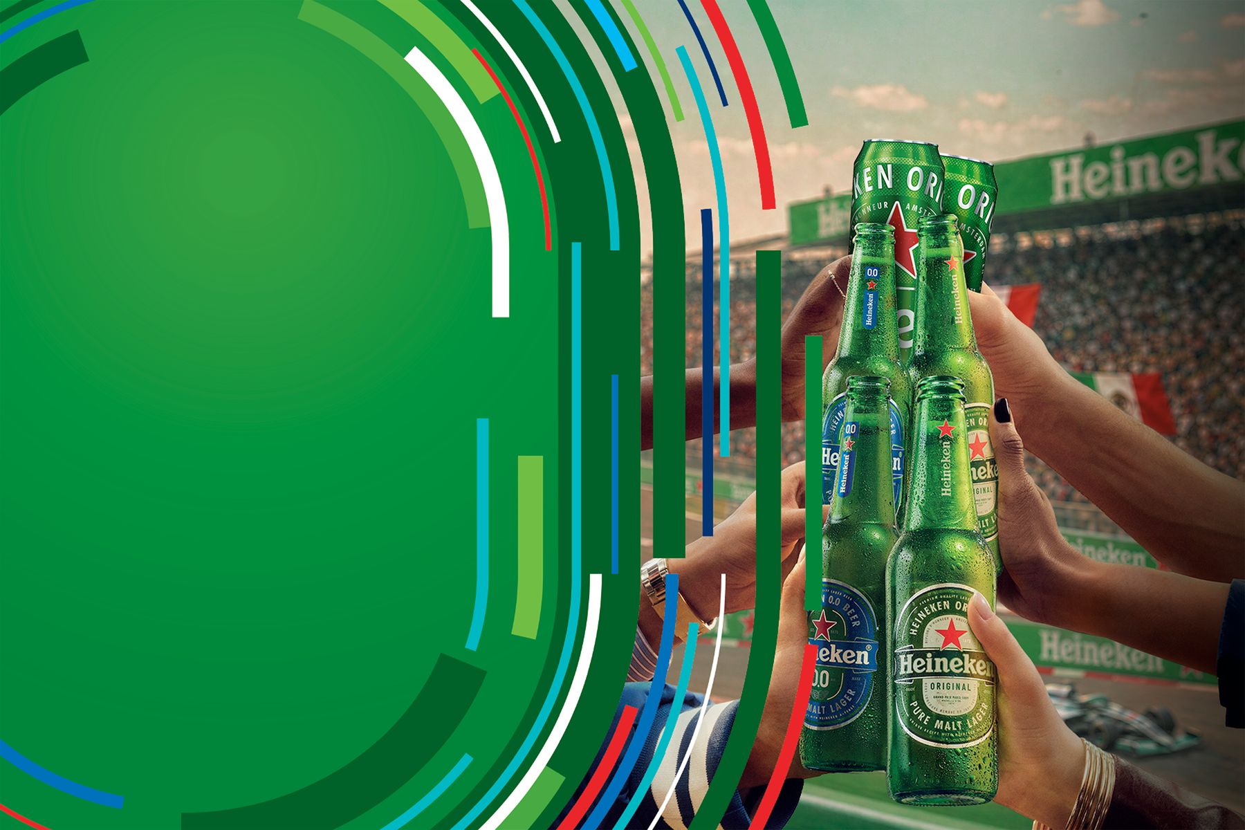 Amigos brindando con botellas Heineken® en las gradas de un Grand Prix